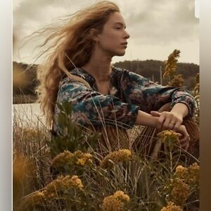 Like New Anthropologie Faustine Velvet
Floral Peasant Blouse